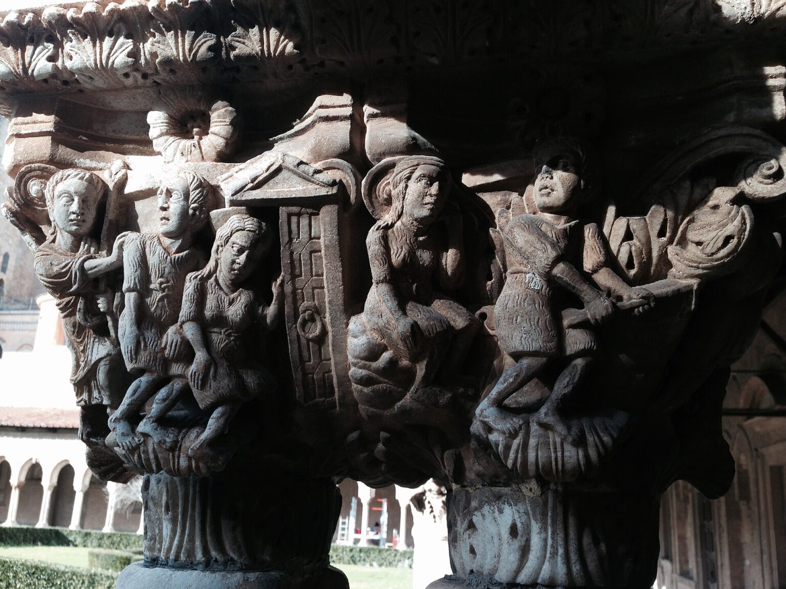 Capitello scolpito del chiostro del Duomo di Monreale