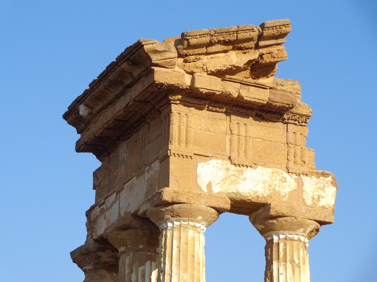 Le quattro colonne del Tempio dei Dioscuri, simbolo di Agrigento