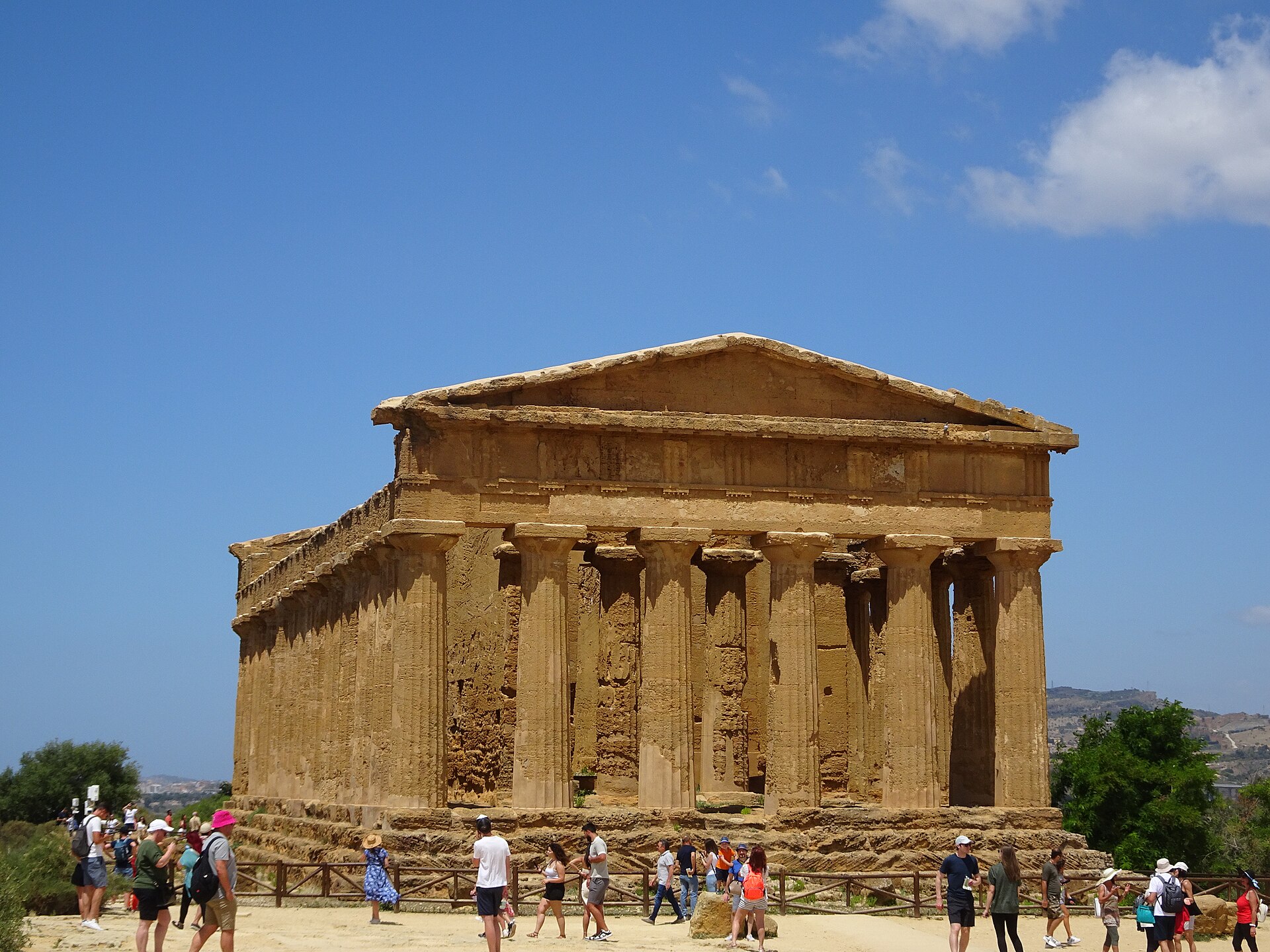 Il Tempio della Concordia con frontone e trabeazione integri