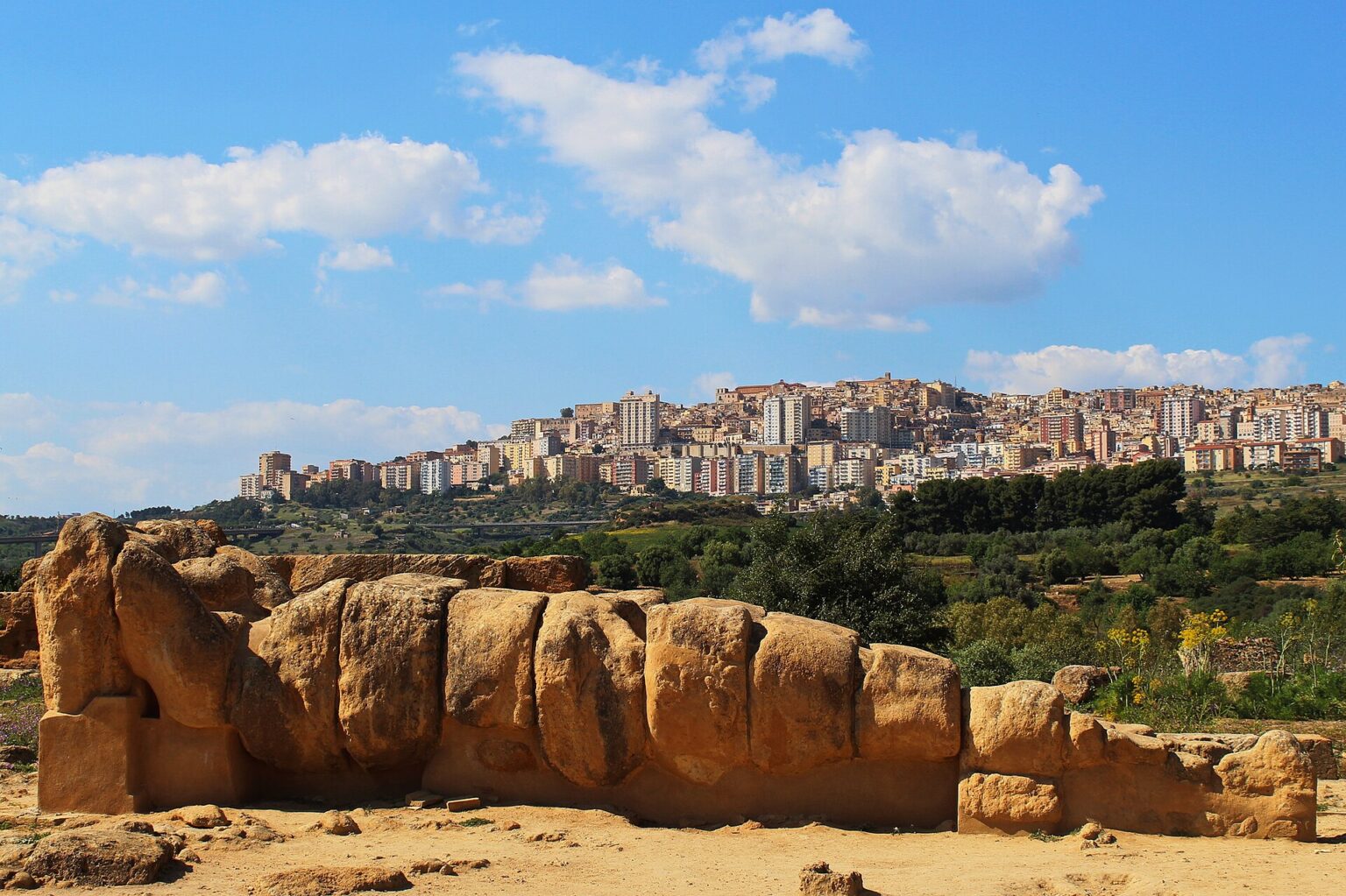 Veduta della dorsale dei templi con Agrigento sullo sfondo