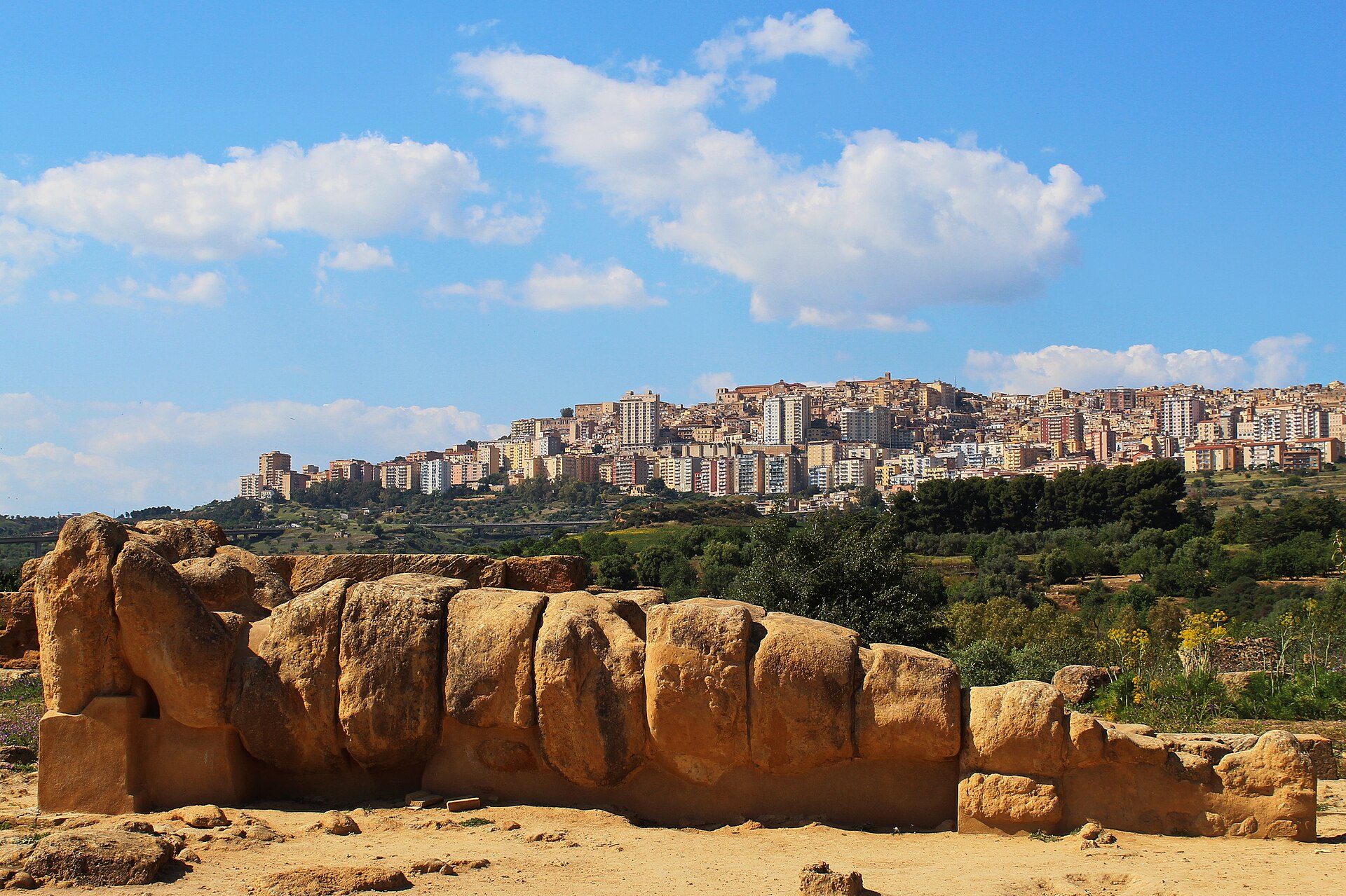 Veduta della dorsale dei templi con Agrigento sullo sfondo