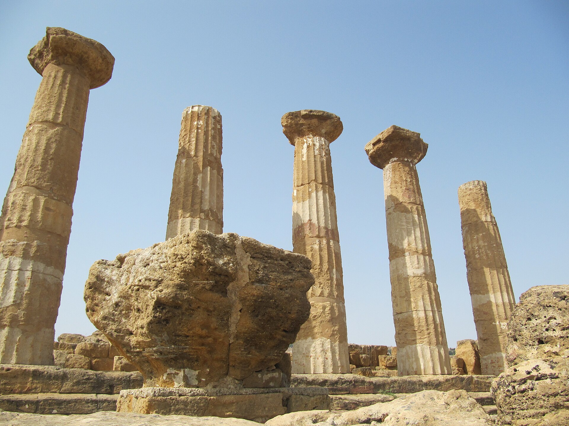 Dettaglio delle colonne rialzate del Tempio di Ercole