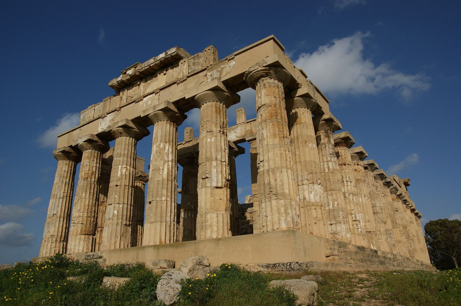 Il colonnato rialzato del Tempio E nel parco archeologico di Selinunte