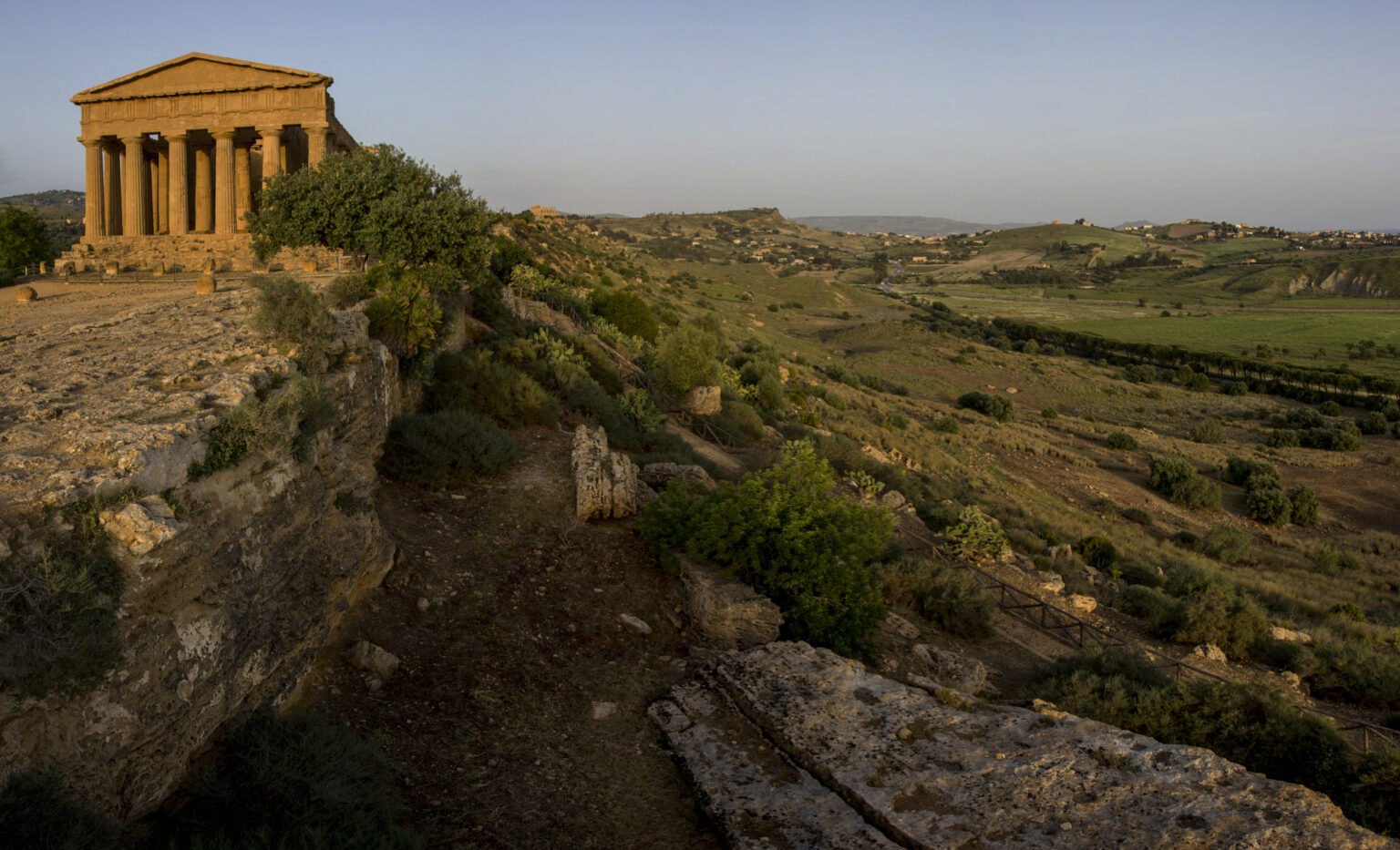 La calcarenite dei templi di Agrigento nella luce calda di fine giornata