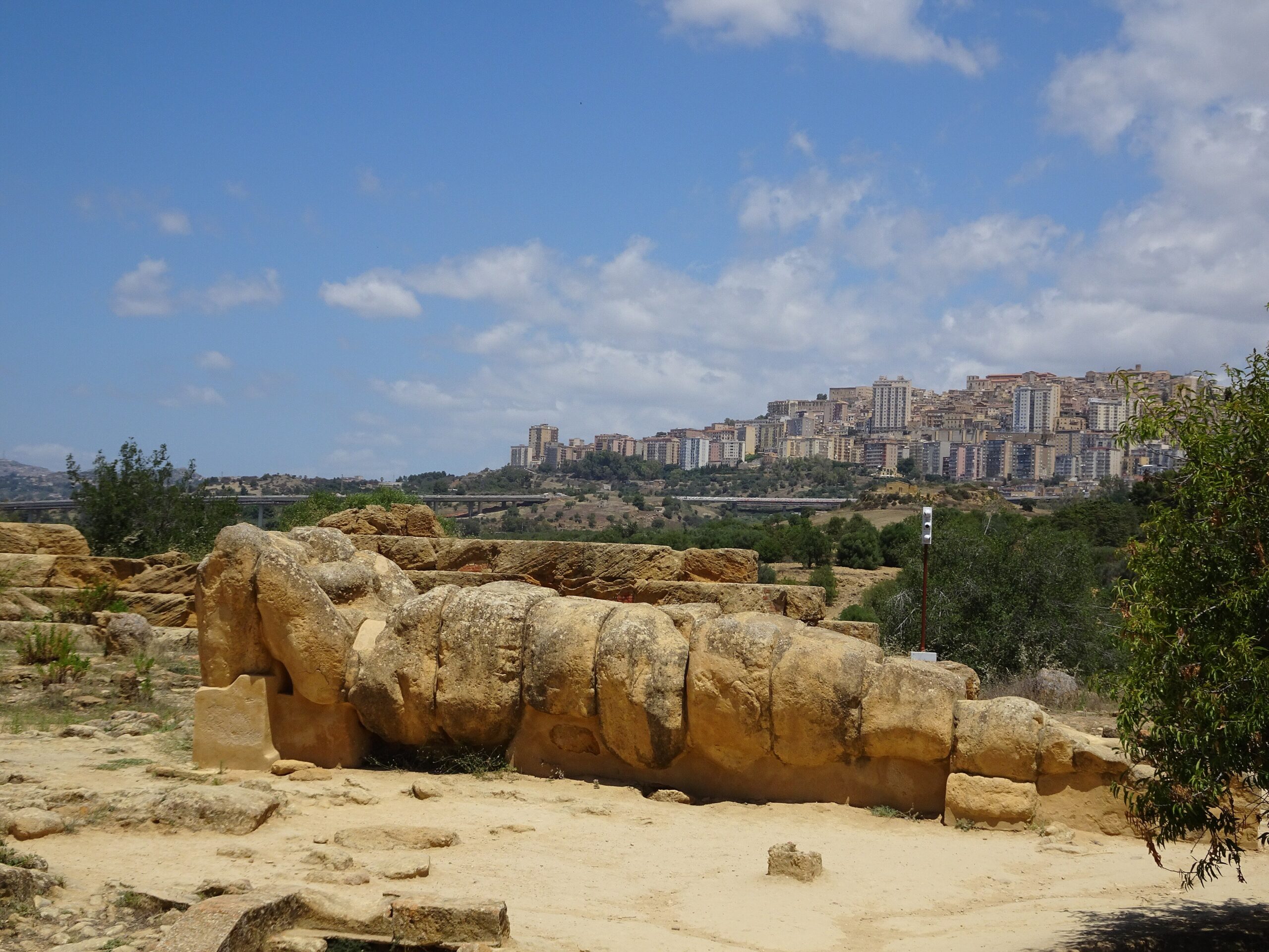 Telamone del Tempio di Zeus Olimpico disteso nella Valle dei Templi
